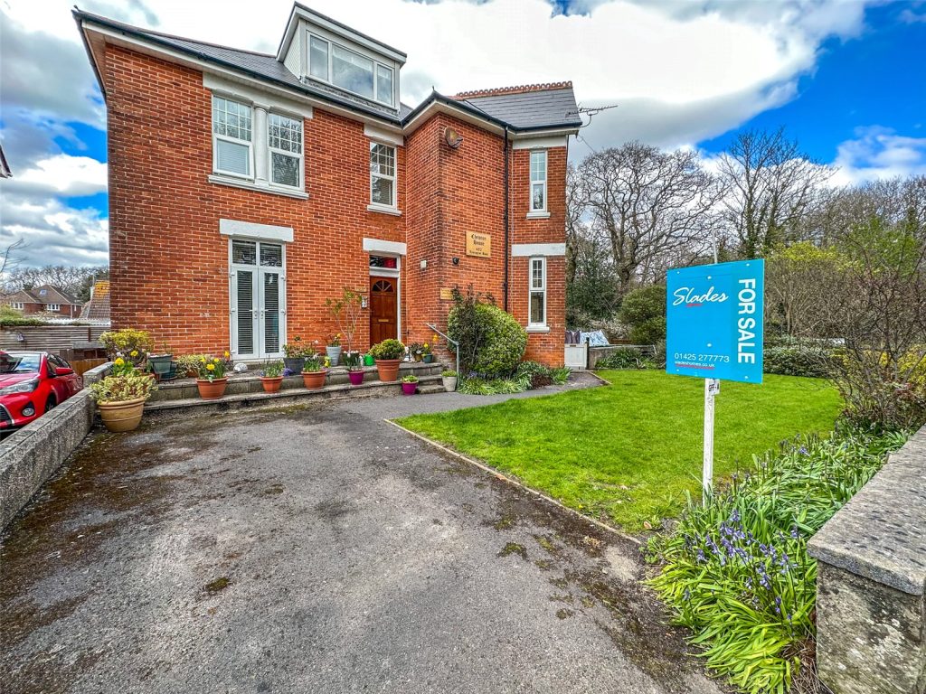Lymington Road, Highcliffe, Christchurch, Dorset, BH23 5HG