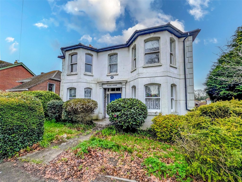 Lymington Road, Highcliffe, Christchurch, Dorset, BH23 5HF