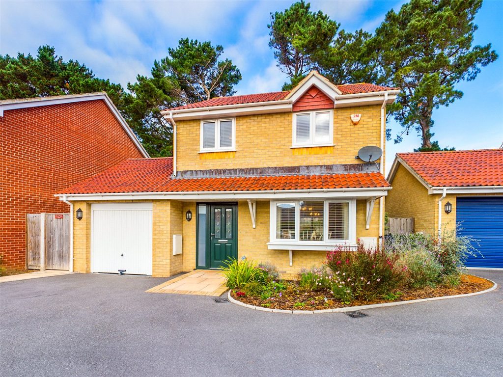 Larkspur Close, Highcliffe, Dorset, BH23 4FQ