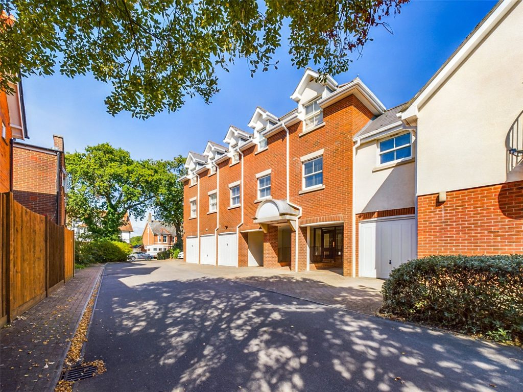Lymington Road, Highcliffe, Christchurch, Dorset, BH23 5EW