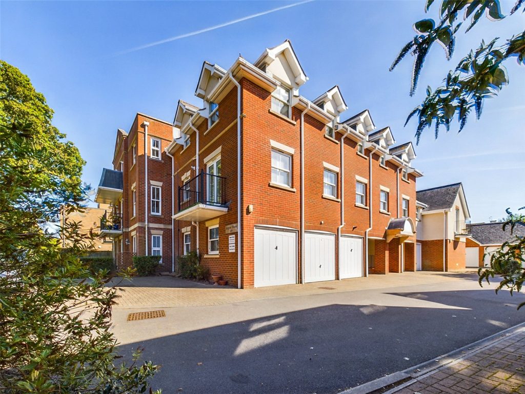 Lymington Road, Highcliffe, Christchurch, Dorset, BH23 5EW