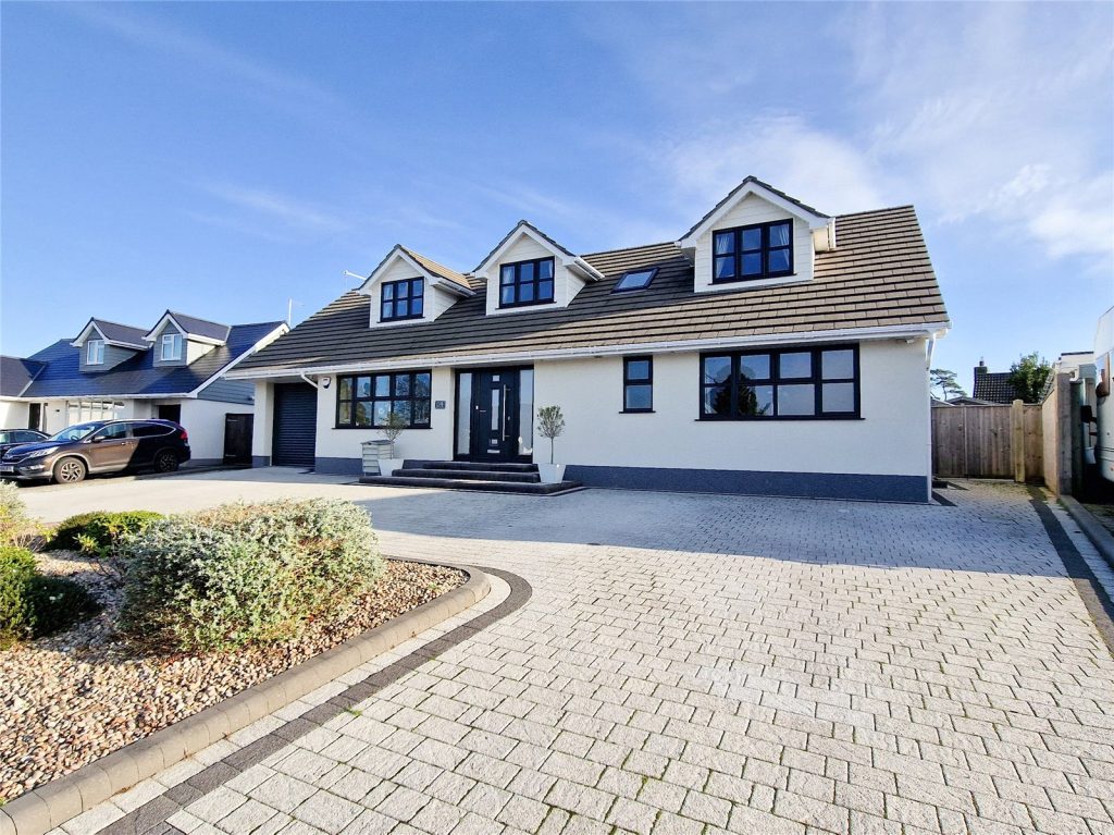 Felton Crescent, Highcliffe, Christchurch, Dorset, BH23 5AX