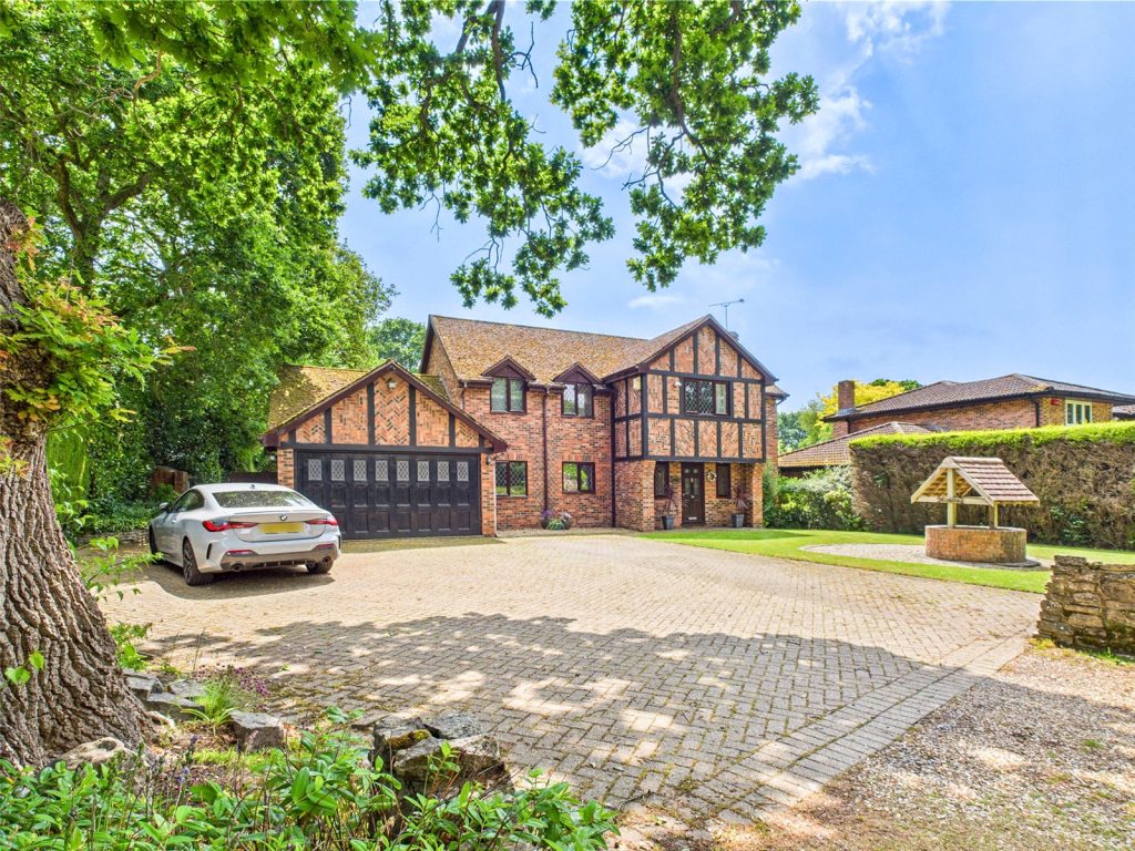 Stouts Lane, Bransgore, Christchurch, Dorset, BH23 8AG