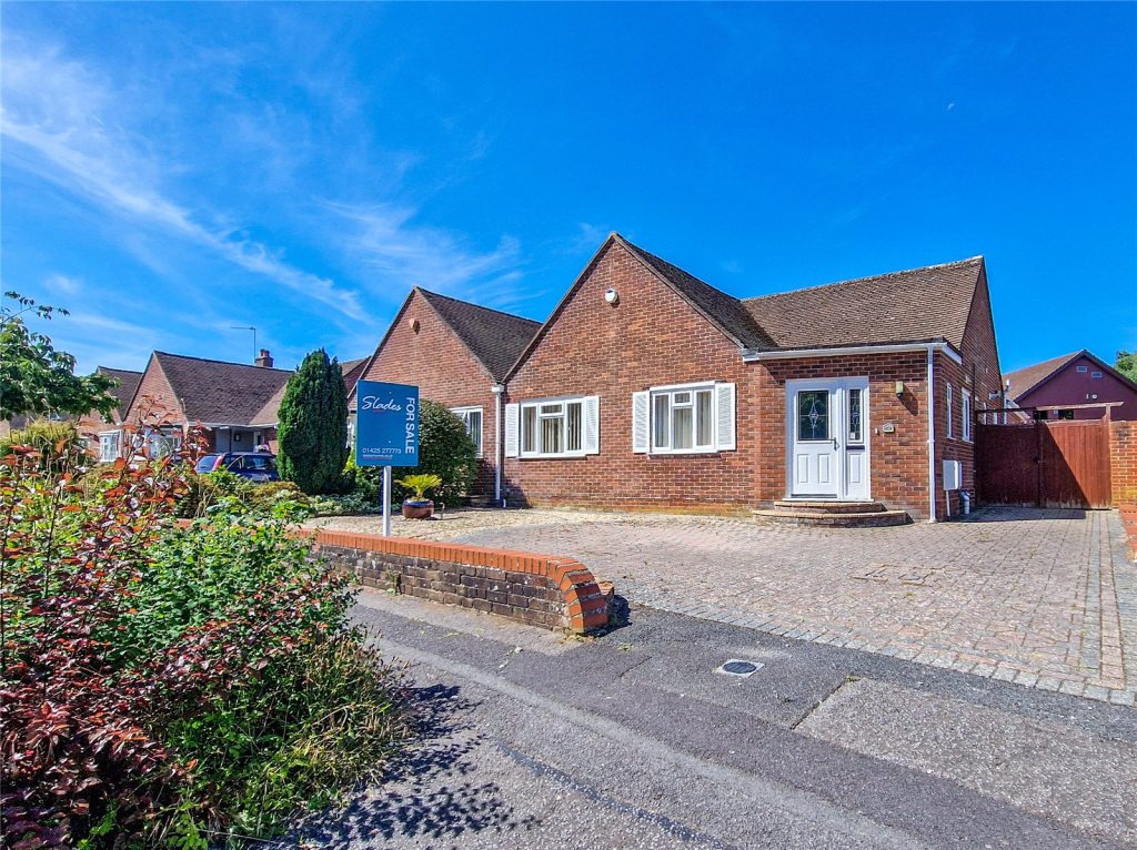 Castle Avenue, Highcliffe, Christchurch, Dorset, BH23 4LL