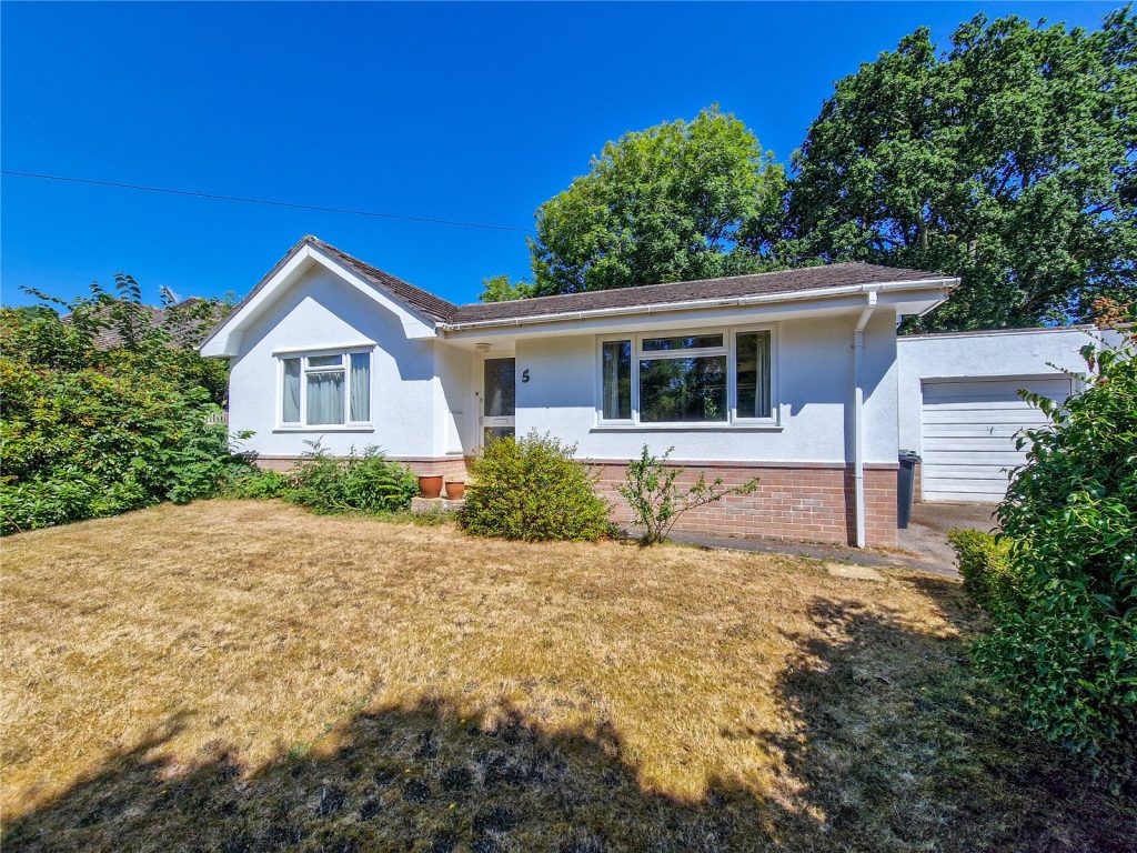 Woodhayes Avenue, Highcliffe, Dorset, BH23 4RW