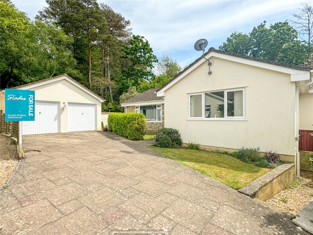 Blackbird Way, Bransgore, Christchurch, Dorset, BH23 8LG