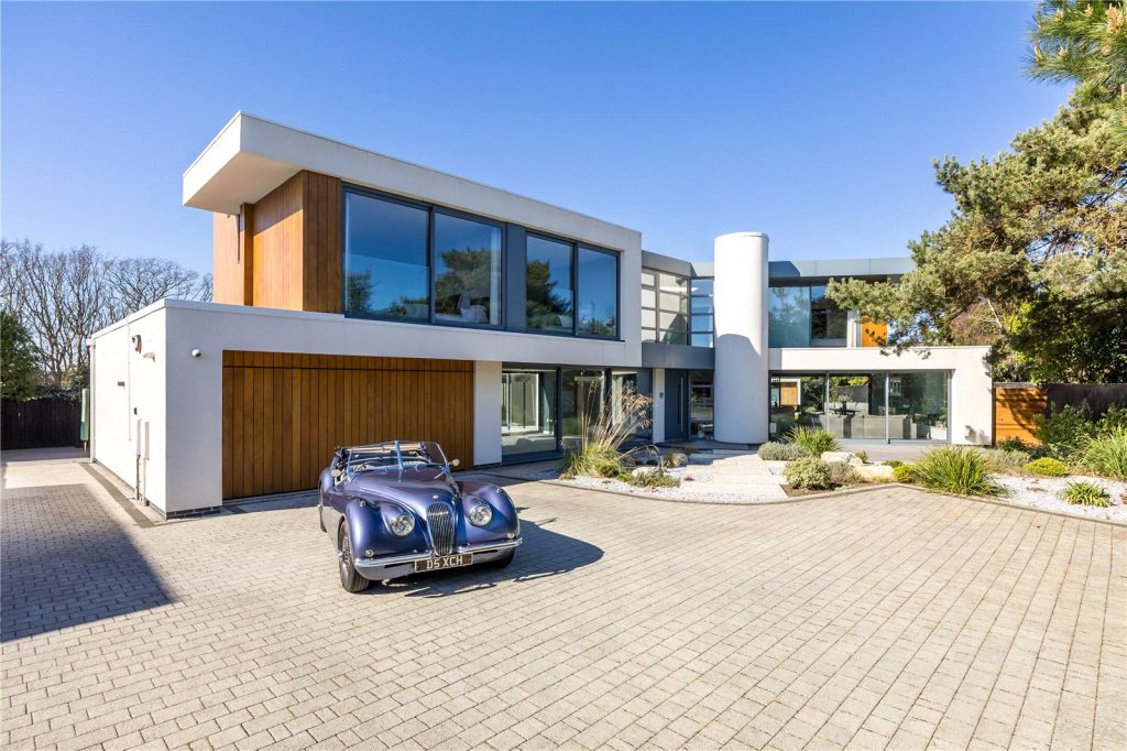 Avon Run Close, Christchurch, Dorset, BH23 4DT