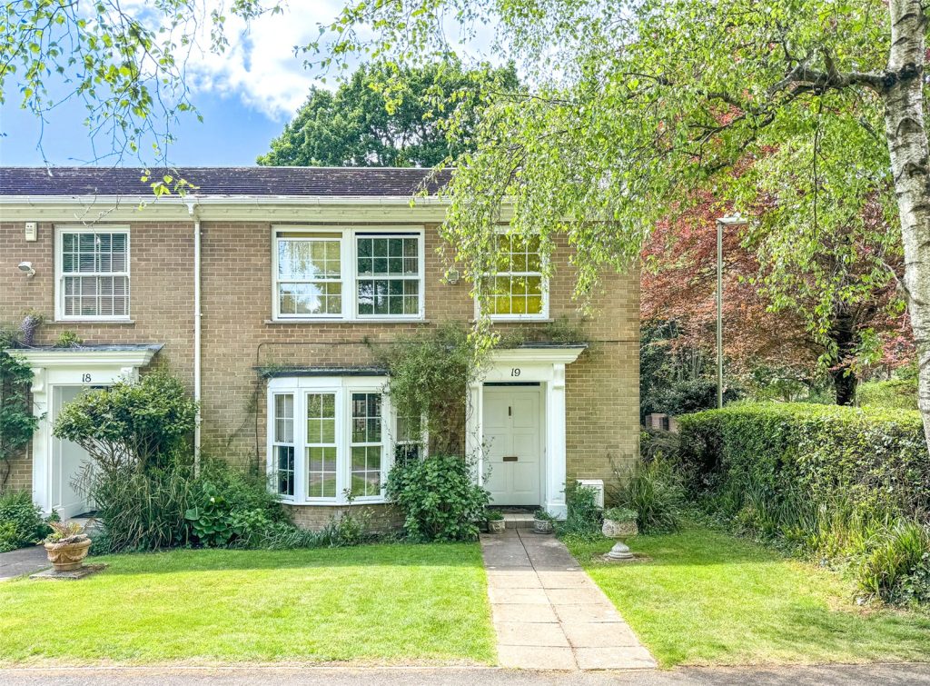 Halton Close, Bransgore, Christchurch, Dorset, BH23 8HZ