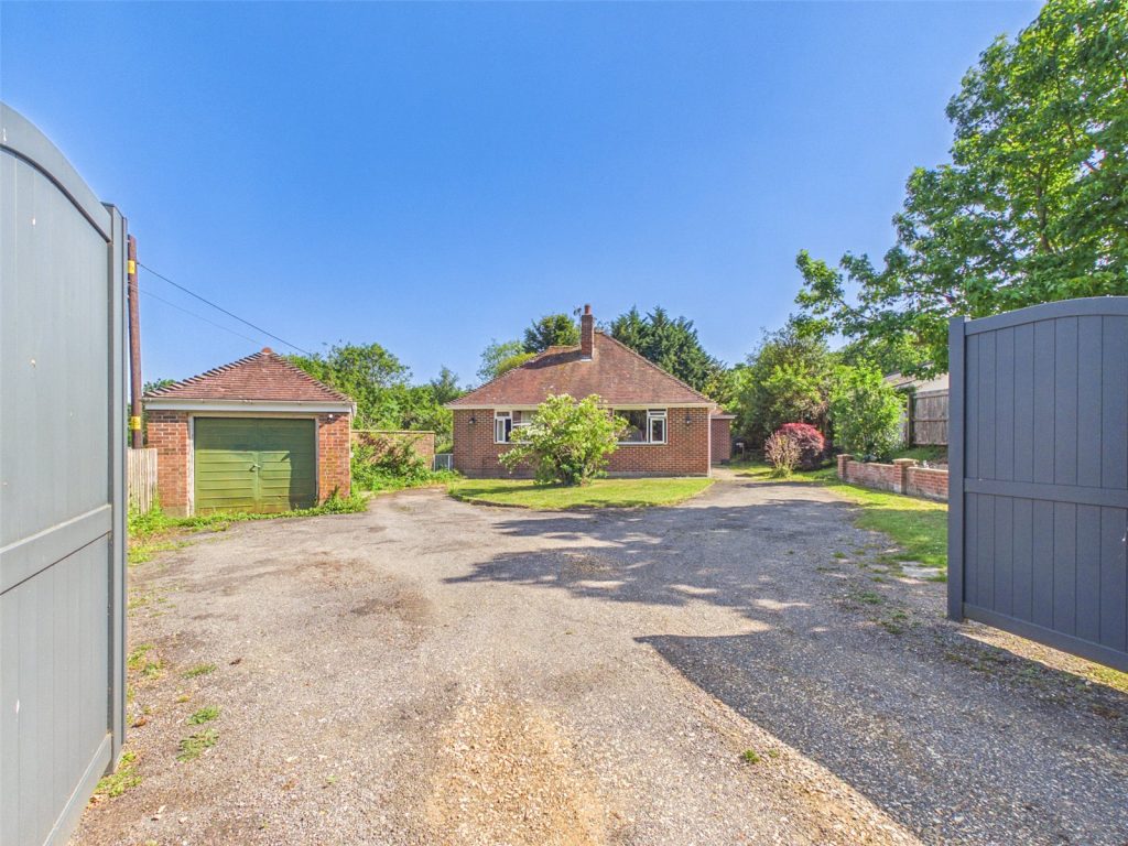School Road, Bransgore, Christchurch, Dorset, BH23 8DS