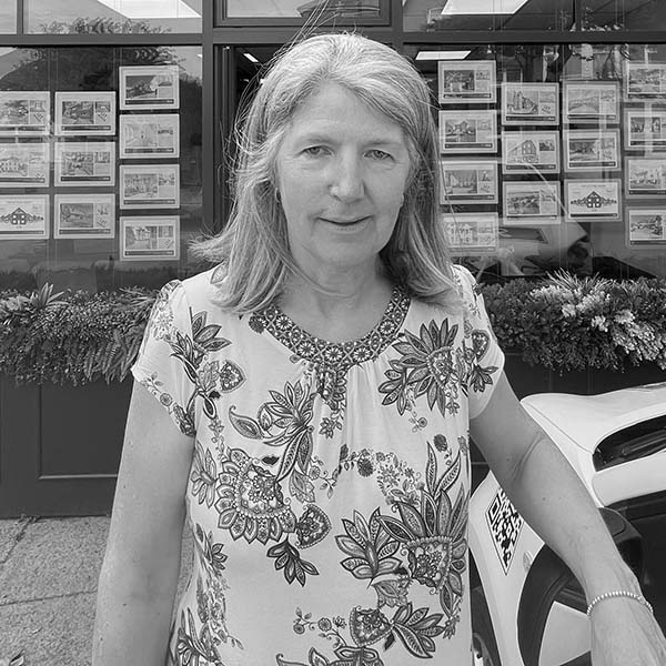Slades Estate Agents - Lettings Office - Lois Murray