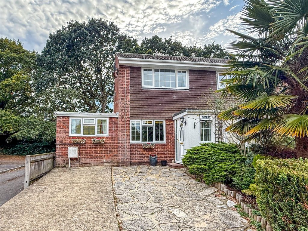 Cambridge Gardens, Christchurch, Dorset, BH23 2TL
