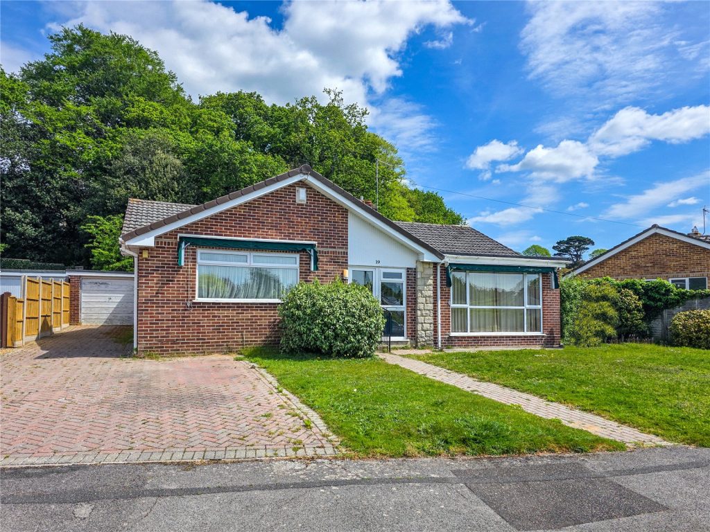 Manning Avenue, Highcliffe, Dorset, BH23 4PW