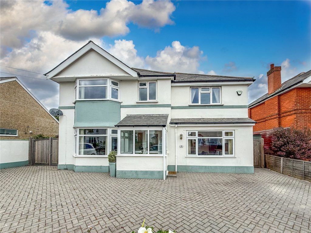 Kings Avenue, Christchurch, Dorset, BH23 1LZ