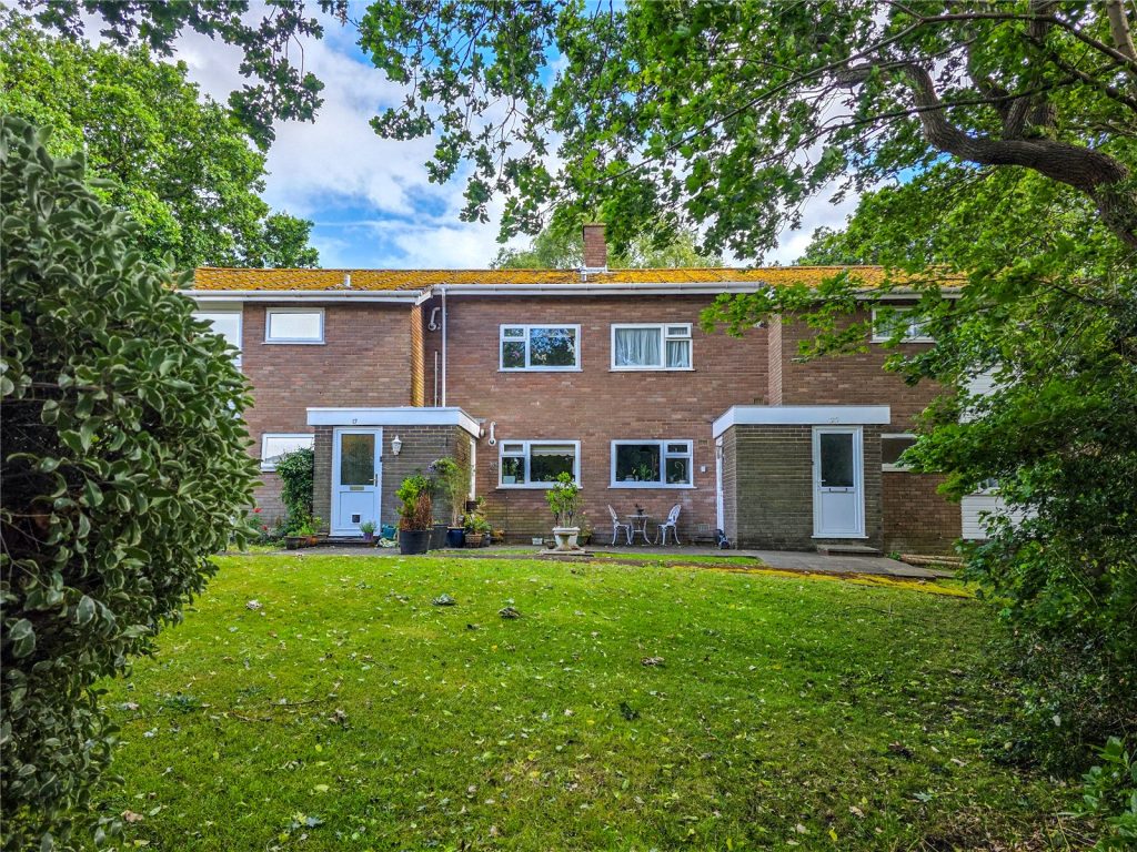 Saulfland Drive, Highcliffe, Dorset, BH23 4QN