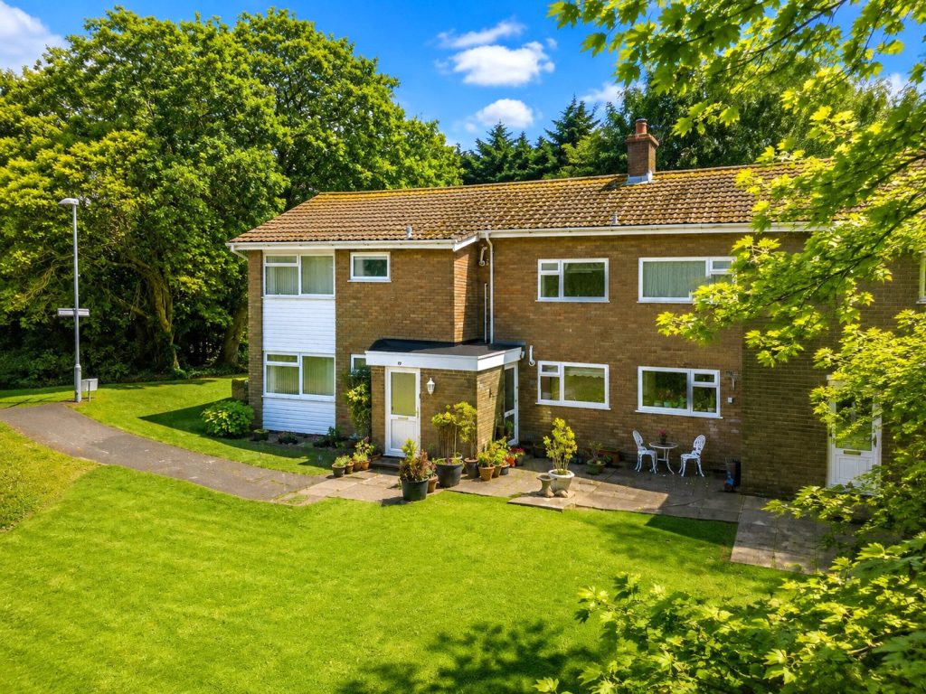 Saulfland Drive, Highcliffe, Dorset, BH23 4QN